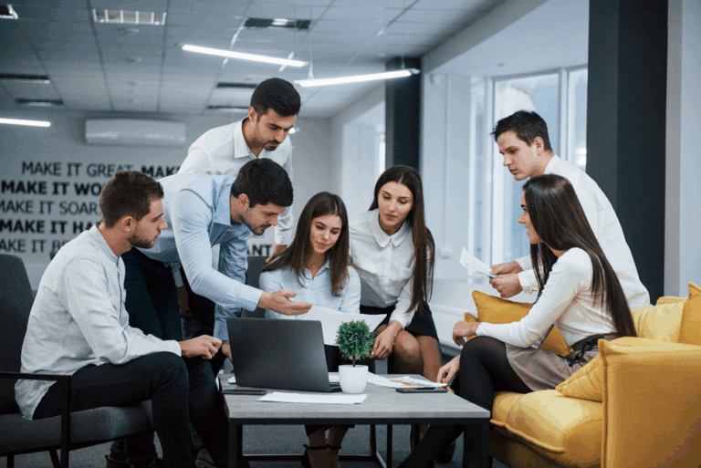 Cómo transformar tu emprendimiento en un negocio sólido: estrategias prácticas para líderes emergentes